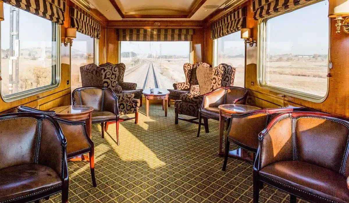 Voiture salon observation du Blue Train — voyage en train de luxe senior Afrique du Sud